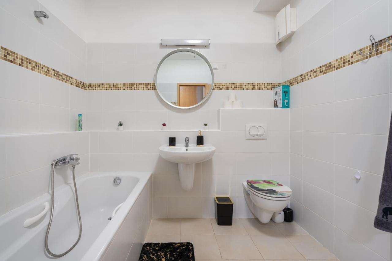 Penthouse Three Bedrooms, Three Balconies Apartment With Free Parking In Kiraly Street Budapest Luaran gambar
