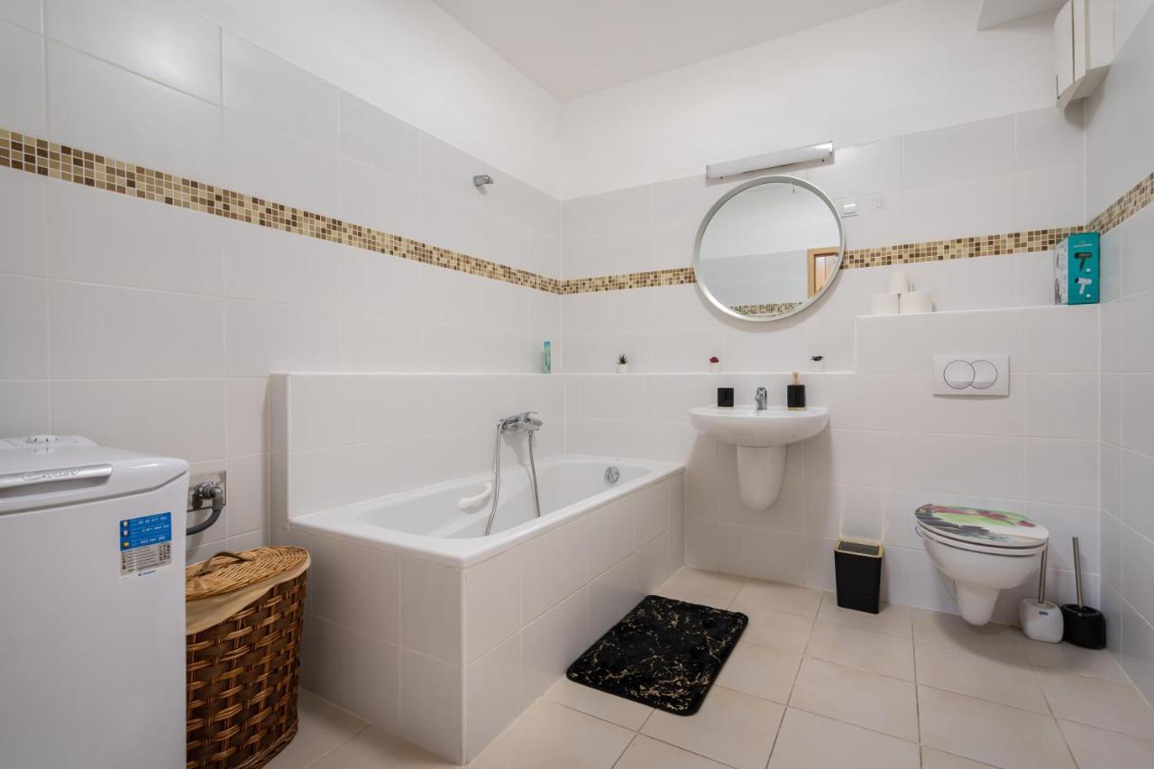 Penthouse Three Bedrooms, Three Balconies Apartment With Free Parking In Kiraly Street Budapest Luaran gambar