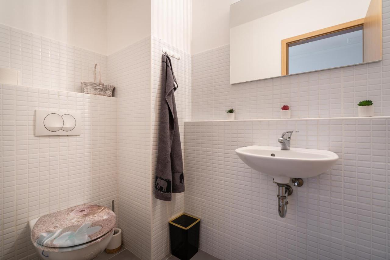 Penthouse Three Bedrooms, Three Balconies Apartment With Free Parking In Kiraly Street Budapest Luaran gambar