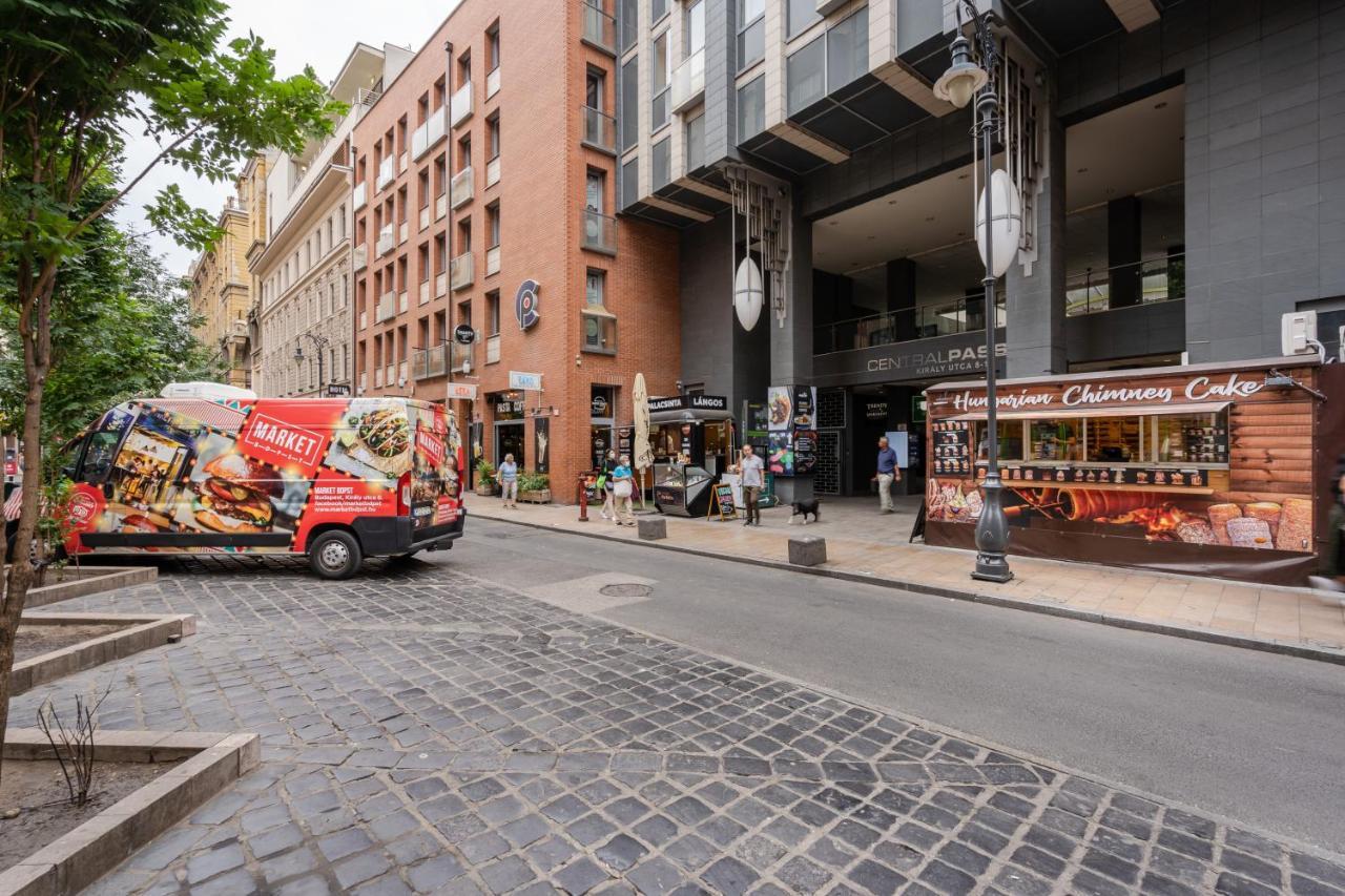 Penthouse Three Bedrooms, Three Balconies Apartment With Free Parking In Kiraly Street Budapest Luaran gambar