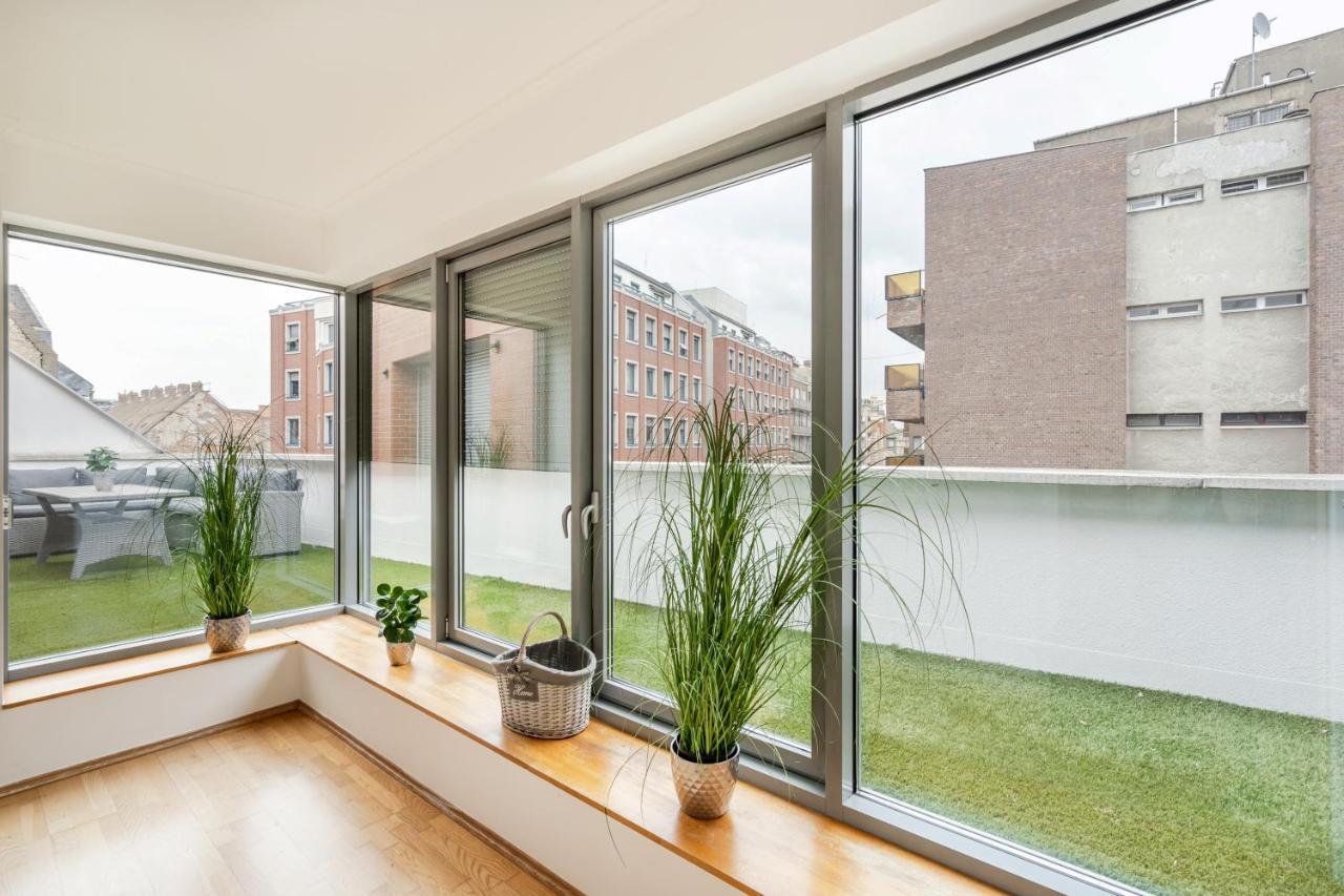 Penthouse Three Bedrooms, Three Balconies Apartment With Free Parking In Kiraly Street Budapest Luaran gambar